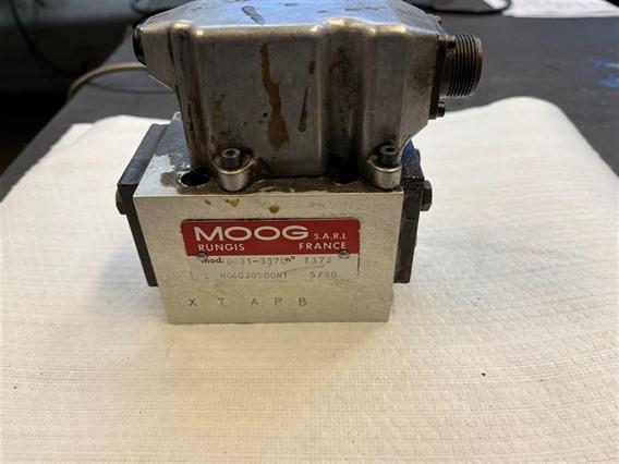 MOOG  D631-337C servo control valve